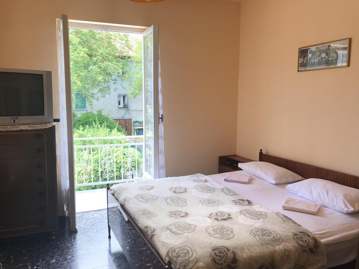 Albergo Delfino San Pietro d'Olba Bagian luar foto
