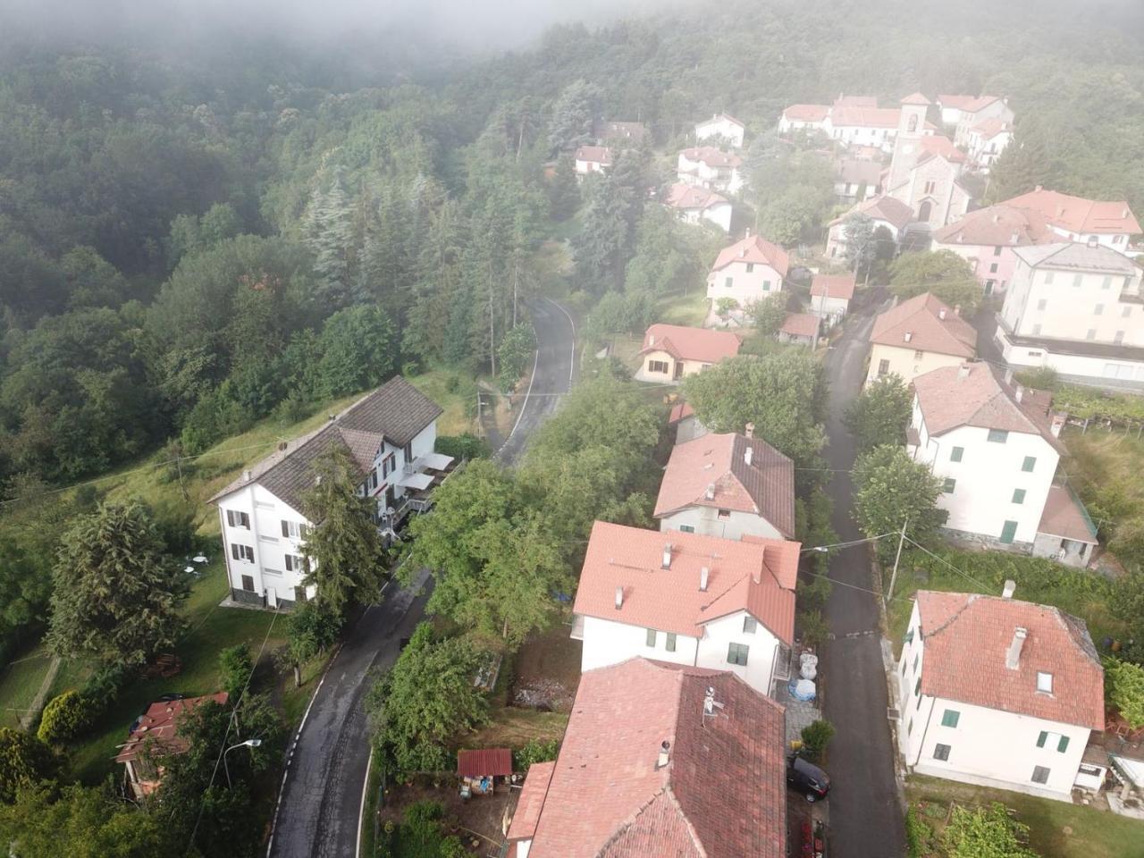 Albergo Delfino San Pietro d'Olba Bagian luar foto